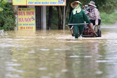 雪上加霜! 越南洪災54死 輕颱卡努接續撲來 | 越南洪災(翻攝歐新社)