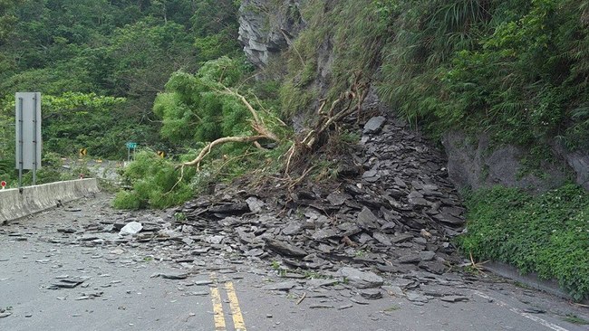豪大雨落石坍方 這些路段都實施預警性封閉 | 華視新聞