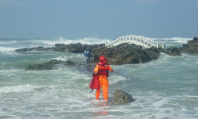 台灣近海巨浪來襲 石門情人橋民眾受困 | 華視新聞
