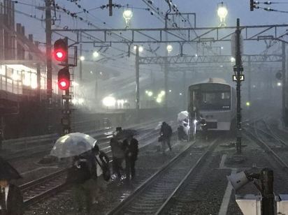【影】日本電車遭雷擊 大量濃煙嚇翻乘客 | 乘客冒雨徒步(翻攝鉄道・AKB48関連専門Channel!‏)