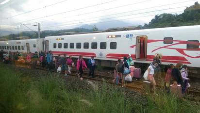 【影】台鐵普悠瑪三民站內出軌 300旅客皆平安 | 