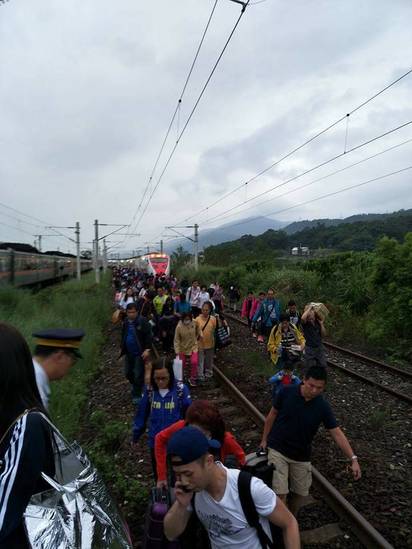 【影】台鐵普悠瑪三民站內出軌 300旅客皆平安 | 