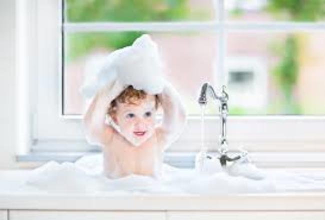 嬰兒肌膚角質薄 建議"清水"洗澡最好! | 華視新聞