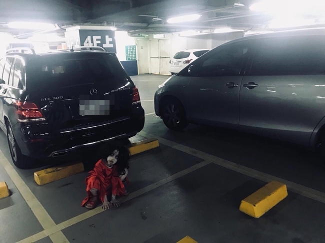 差點沒嚇死! 停車場驚見真人版"紅衣小女孩" | 華視新聞