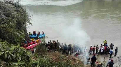 慘劇! 尼泊爾巴士翻覆墜河 釀31死.多人受困 | (翻攝印度斯坦時報)