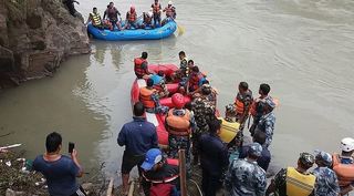 慘劇! 尼泊爾巴士翻覆墜河 釀31死.多人受困