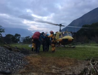 小心! 太魯閣虎頭蜂出沒 2登山客遭攻擊 | 消防隊出動黑鷹直升機(翻攝畫面)