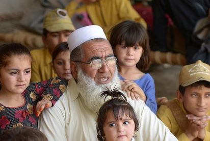 57歲巴基斯坦多產男 孩子多到可以組兩支板球隊 | 古札爾可汗與孩子們(翻攝法新社)