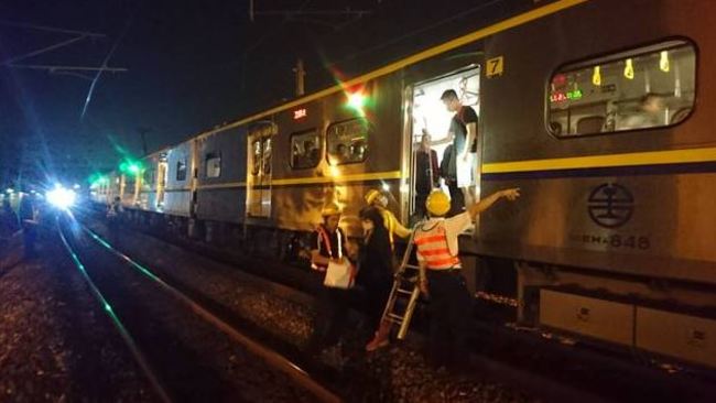 【更新】台鐵傳電車線斷落 共12440人受影響 | 華視新聞