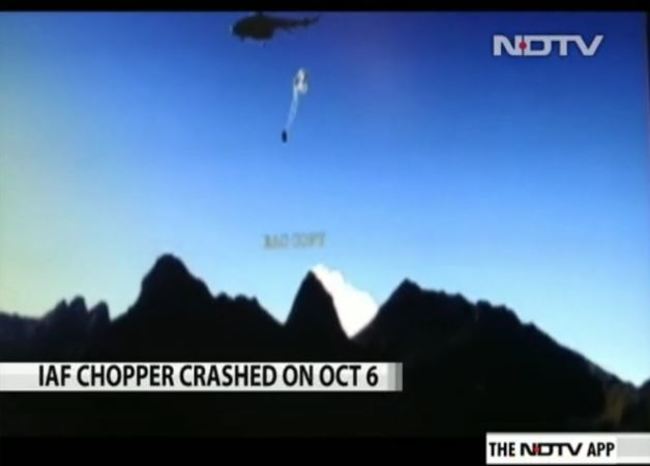 印度軍方空投意外 直升機墜毀7人慘死 | 華視新聞