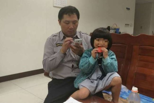 母遭通緝父失聯 暖警助4歲女童安置 | 華視新聞
