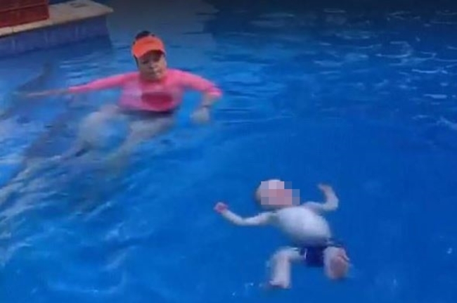 【影】嚇?! 嬰兒學游泳 教練抓腳"倒栽蔥”入水 | 華視新聞