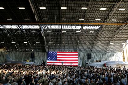 圍堵北韓! 川普亞洲行展開 已抵達第一站日本 | 美軍與日本自衛隊於橫田空軍基地迎接川普(翻攝NBC)