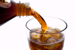 科學家研究:常喝碳酸飲料引發多種疾病有致命風險