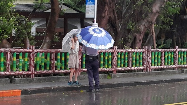 暖警雨中陪等公車 老翁忘帶錢還幫付 | 華視新聞