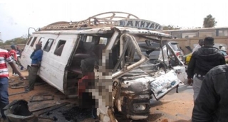 塞內加爾巴士對撞 釀25死悲劇