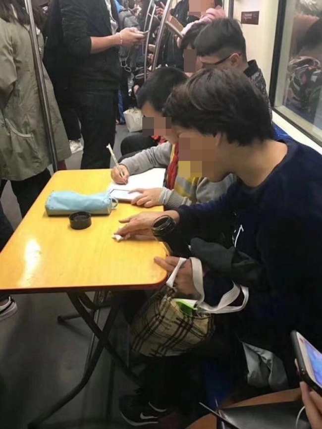 上海小學生超拚?! 帶"摺疊桌"上地鐵寫功課 | 華視新聞