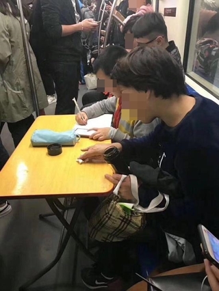 上海小學生超拚?! 帶"摺疊桌"上地鐵寫功課