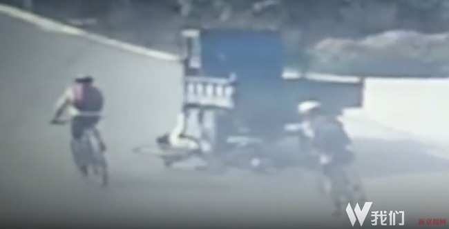 【影】騎車偷懶抓貨車 被捲入車底畫面超驚悚 | 華視新聞