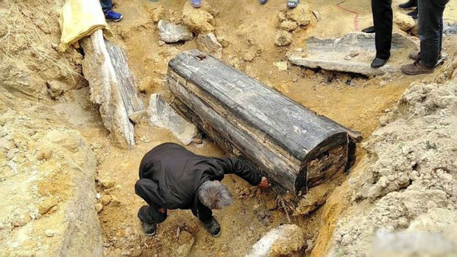 男子整路挖出古棺材 遺體未腐五官清晰 | 華視新聞