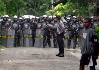 印尼武裝團體占村莊 挾持1300人與警對峙