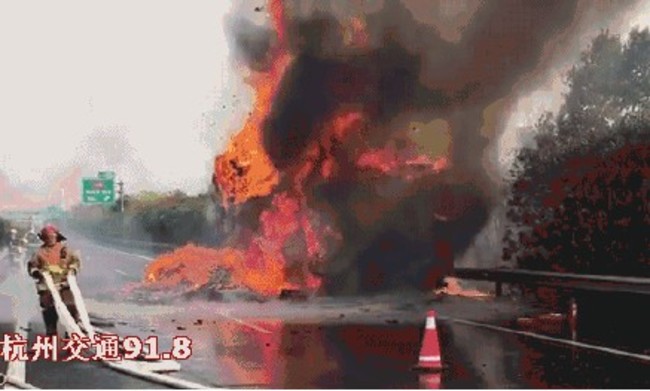 雙11買家哭哭 貨運車起火4500包裹燒毀! | 華視新聞