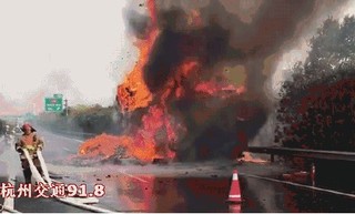 雙11買家哭哭 貨運車起火4500包裹燒毀!
