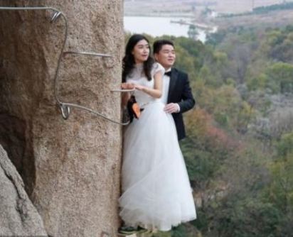 《西遊記》助陣拍婚紗 新人搏命攀135公尺懸崖 | 搏命婚紗照。