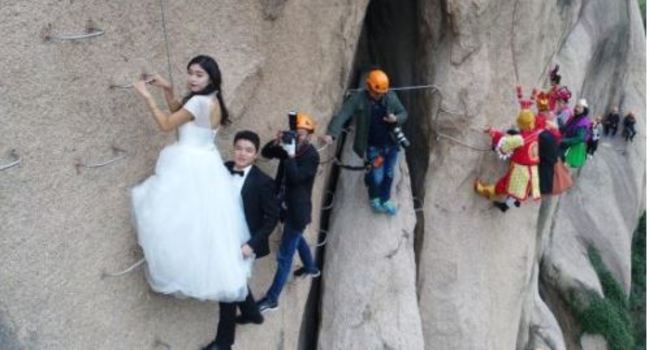 《西遊記》助陣拍婚紗 新人搏命攀135公尺懸崖 | 華視新聞