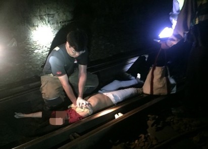 台鐵區間車新營撞上1女 無呼吸心跳送醫急救 | (翻攝畫面)