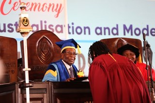 失勢! 政變後首度露面 辛巴威總統主持畢業典禮