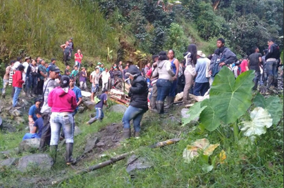 哥倫比亞巴士墜谷 14死35傷人數恐再攀升 | (翻攝Jairo Berna 推特)