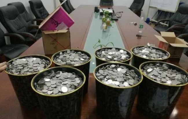 他扛3.5萬枚硬幣買車 10店員數3小時"手軟" | 華視新聞