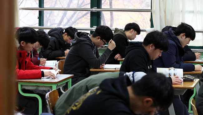 南韓學測考生最大! 公民營機構延後上班時間讓學生通勤 | 華視新聞