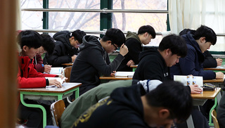 南韓學測考生最大! 公民營機構延後上班時間讓學生通勤