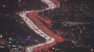 【影】美國感恩節奇景 洛杉磯出現「紅白車龍」