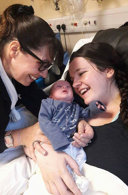 產後心臟停止68分鐘 孕婦醒來記憶退到"13歲" | 雪儂埃弗芮特與女兒、母親。(翻攝鏡報)