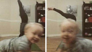 【影】可愛! 母表演瑜珈倒立 寶寶狂在鏡頭前亮相