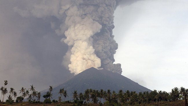 印尼阿貢火山噴發 台灣17團滯留 | 華視新聞