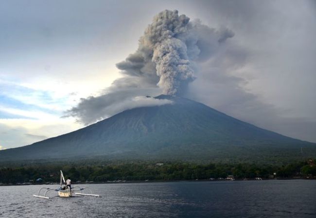 阿貢火山蠢蠢欲動 專家稱:"幾小時內就會爆發" | 華視新聞