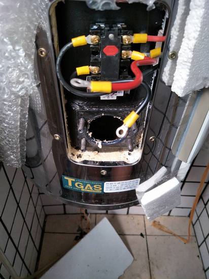 清洗電熱水器 竟挖出"千年老雞排"! | 清洗電熱水器。