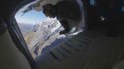 【影】不可思議! 從4千公尺高山跳下 精準"滑入"機艙門 | 神乎其技的極限跳傘(翻攝影片)