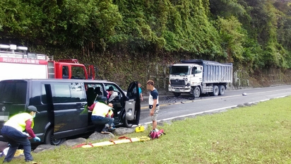 蘇花公路曳引車對撞休旅車 8人受傷送醫 | 蘇花公路發生對撞車禍。