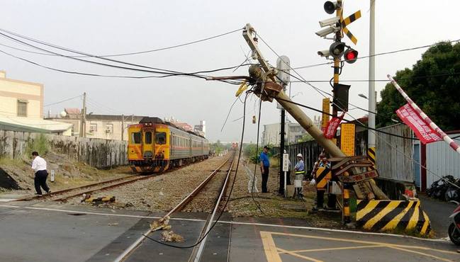 台鐵枋寮站電線桿倒塌 1270人受影響 | 華視新聞