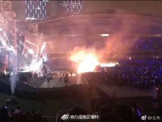 五月天上海演唱會冒大火! 火勢竄起2層樓高