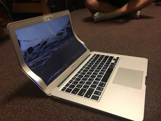 史上最貴的摔倒! Mac桌面變"雪山"悲劇了