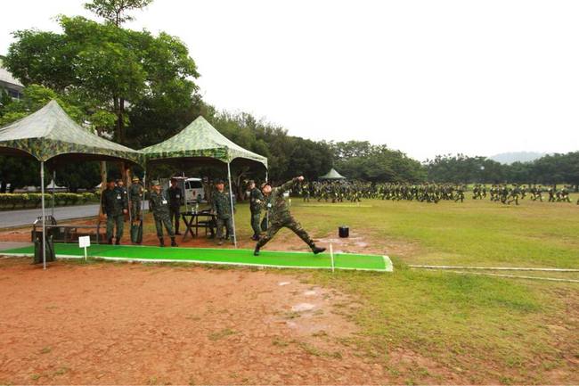 鄭兆村入伍訓練 擲手榴彈80公尺破紀錄 | 華視新聞