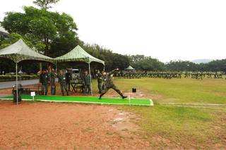 鄭兆村入伍訓練 擲手榴彈80公尺破紀錄