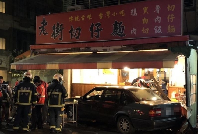 恐怖! 轎車衝進小吃店 6人受傷警消救援中 | 華視新聞