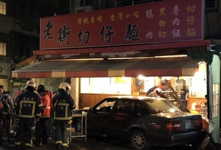恐怖! 轎車衝進小吃店 6人受傷警消救援中
